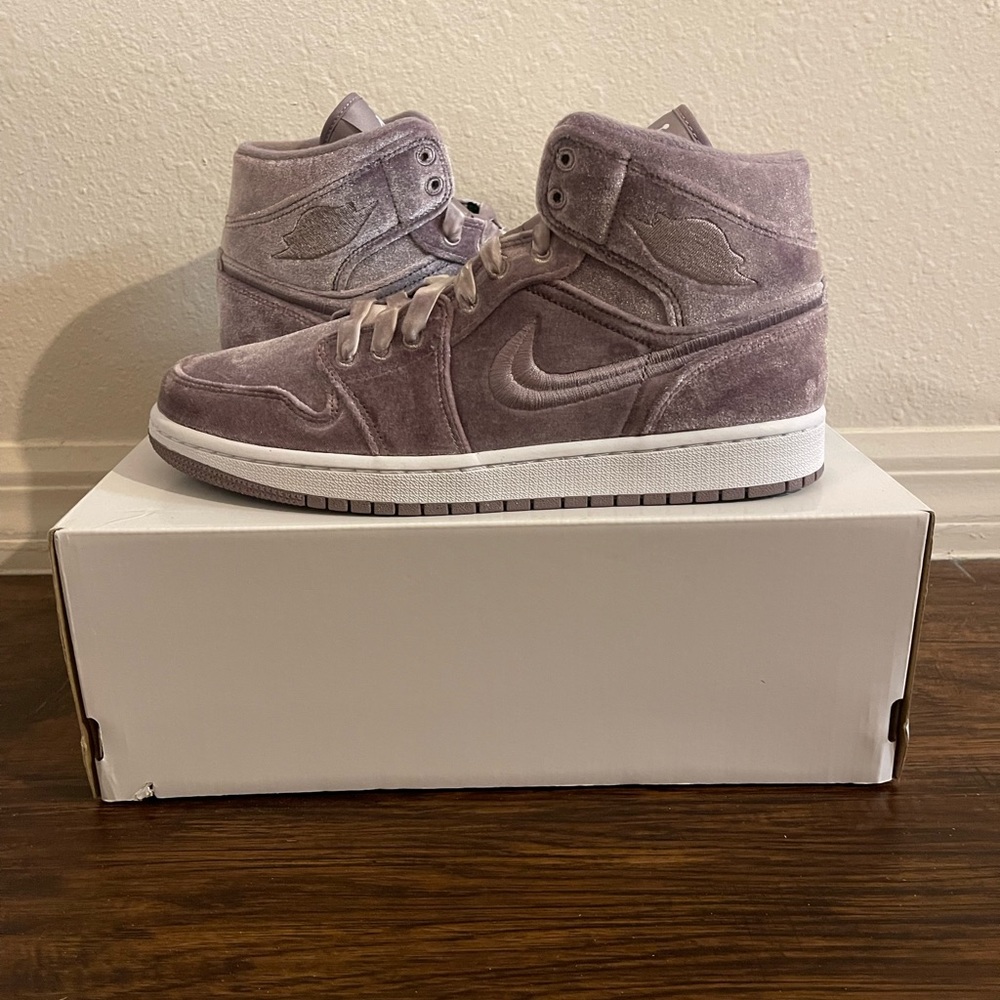 Air Jordan 1 Mid SE Purple Velvet Womens Sneakers Size 11 DQ8397-500